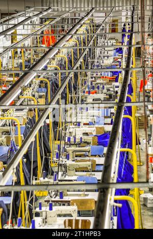 Usine textile, vue aérienne intérieure des machines à coudre et installation électrique, entrepreneuriat africain au Botswana Banque D'Images