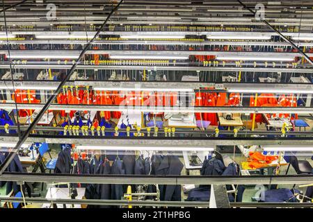 usine textile industrielle en afrique produisant des vêtements de travail, vue d'en haut, angle élevé, à la salle de couture Banque D'Images