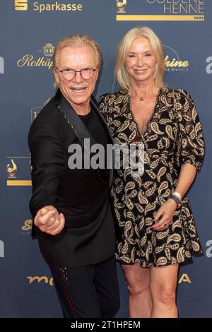 Prix - Goldene Henne 2023 Wolfgang Lippert mit Ehefrau Gesine Lippert BEI der Goldene Henne 2023 am 13.10.2023 im Studio 3 der Media City in Leipzig. *** Prix Golden Hen 2023 Wolfgang Lippert avec sa femme Gesine Lippert à la Golden Hen 2023 le 13 10 2023 au Studio 3 de la Cité des médias à Leipzig Copyright : xEventpressxKochanx crédit : Imago/Alamy Live News Banque D'Images