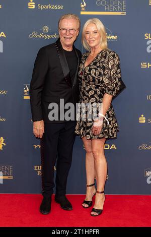 Prix - Goldene Henne 2023 Wolfgang Lippert mit Ehefrau Gesine Lippert BEI der Goldene Henne 2023 am 13.10.2023 im Studio 3 der Media City in Leipzig. *** Prix Golden Hen 2023 Wolfgang Lippert avec sa femme Gesine Lippert à la Golden Hen 2023 le 13 10 2023 au Studio 3 de la Cité des médias à Leipzig Copyright : xEventpressxKochanx crédit : Imago/Alamy Live News Banque D'Images