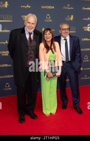 Prix - Goldene Henne 2023 Gunther Emmerlich und Wolfgang Stumph mit Ehefrau Christine Stumph BEI der Goldene Henne 2023 am 13.10.2023 im Studio 3 der Media City in Leipzig. *** Prix Golden Hen 2023 Gunther Emmerlich et Wolfgang Stumph avec sa femme Christine Stumph au Golden Hen 2023 le 13 10 2023 au Studio 3 de la Cité des médias à Leipzig Copyright : xEventpressxKochanx crédit : Imago/Alamy Live News Banque D'Images