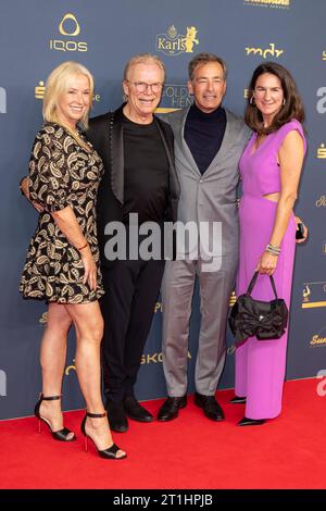 Prix - Goldene Henne 2023 Wolfgang Lippert mit Ehefrau Gesine Lippert und Jan Sosniok mit Ehefrau Nadine Moellers BEI der Goldene Henne 2023 am 13.10.2023 im Studio 3 der Media City in Leipzig. *** Prix Goldene Henne 2023 Wolfgang Lippert avec sa femme Gesine Lippert et Jan Sosniok avec sa femme Nadine Moellers au Goldene Henne 2023 le 13 10 2023 au Studio 3 de la Media City à Leipzig Copyright : xEventpressxKochanx crédit : Imago/Alamy Live News Banque D'Images