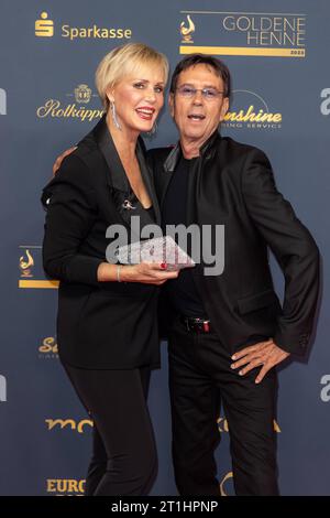 Prix - Goldene Henne 2023 Wolfgang Ziegler und Jeanette Ziegler BEI der Goldene Henne 2023 am 13.10.2023 im Studio 3 der Media City in Leipzig. *** Prix Goldene Henne 2023 Wolfgang Ziegler et Jeanette Ziegler au Goldene Henne 2023 le 13 10 2023 au Studio 3 de la Cité des médias à Leipzig Copyright : xEventpressxKochanx crédit : Imago/Alamy Live News Banque D'Images