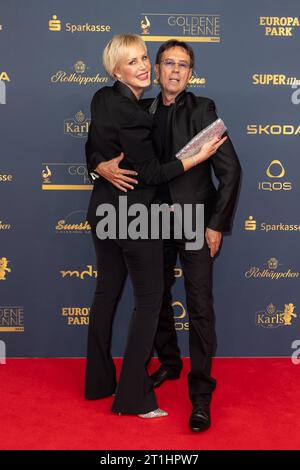 Prix - Goldene Henne 2023 Wolfgang Ziegler und Jeanette Ziegler BEI der Goldene Henne 2023 am 13.10.2023 im Studio 3 der Media City in Leipzig. *** Prix Goldene Henne 2023 Wolfgang Ziegler et Jeanette Ziegler au Goldene Henne 2023 le 13 10 2023 au Studio 3 de la Cité des médias à Leipzig Copyright : xEventpressxKochanx crédit : Imago/Alamy Live News Banque D'Images