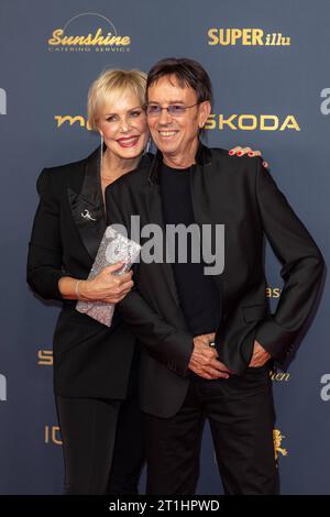 Prix - Goldene Henne 2023 Wolfgang Ziegler und Jeanette Ziegler BEI der Goldene Henne 2023 am 13.10.2023 im Studio 3 der Media City in Leipzig. *** Prix Goldene Henne 2023 Wolfgang Ziegler et Jeanette Ziegler au Goldene Henne 2023 le 13 10 2023 au Studio 3 de la Cité des médias à Leipzig Copyright : xEventpressxKochanx crédit : Imago/Alamy Live News Banque D'Images