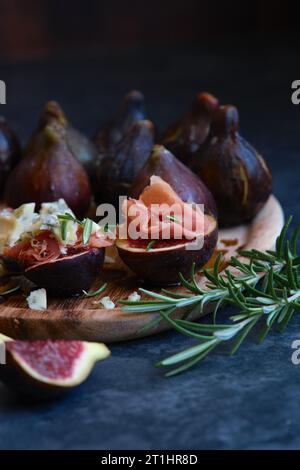 figues fromage avec moule et jamon Banque D'Images