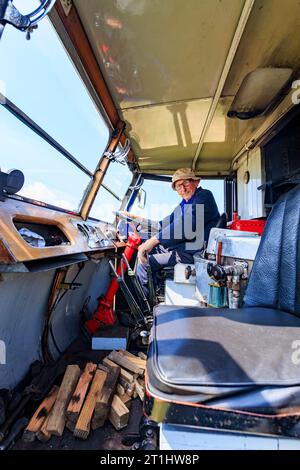 Dans la cabine avec le conducteur d'un wagon à vapeur Sentinel Cowlairs Co-op 1934 au Low Ham Steam Rally 2023, Somerset, Angleterre, Royaume-Uni Banque D'Images