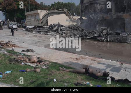 Les corps des combattants palestiniens reposent devant le poste de police détruit après une bataille entre les troupes israéliennes et les militants du Hamas qui ont pris le poste le 8 octobre 2023 à Sderot, en Israël. Samedi, le groupe militant palestinien Hamas a lancé la plus grande attaque surprise depuis Gaza depuis une génération, envoyant des milliers de missiles et un nombre inconnu de combattants par terre, qui ont tiré et kidnappé des Israéliens dans des communautés proches de la frontière de Gaza. Banque D'Images