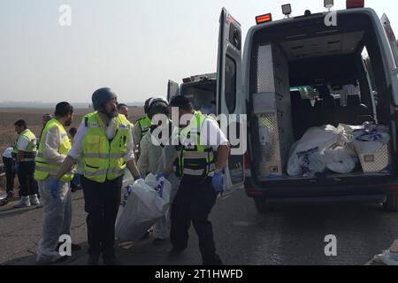 Des membres de l'équipe d'identification des victimes du désastre de Zaka ont mis des cadavres dans une ambulance après les avoir trouvés près d'une voiture le 8 octobre 2023 à Sderot, en Israël. Samedi, le groupe militant palestinien Hamas a lancé la plus grande attaque surprise depuis Gaza depuis une génération, envoyant des milliers de missiles et un nombre inconnu de combattants par terre, qui ont tiré et kidnappé des Israéliens dans des communautés proches de la frontière de Gaza. Banque D'Images