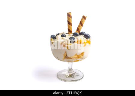 dessert de fruits et crème fouettée sur fond blanc Banque D'Images