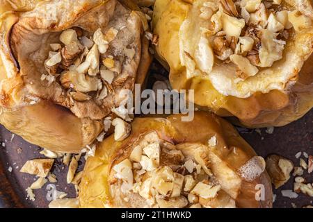 pommes cuites avec des noix sur une plaque brune en céramique, vue de dessus Banque D'Images