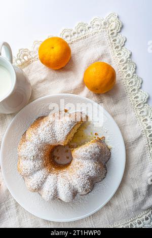 cupcake dans le sucre en poudre sur une serviette blanche gros plan Banque D'Images