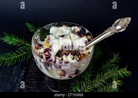 Dessert du nouvel an dans une tasse sur un fond sombre Banque D'Images