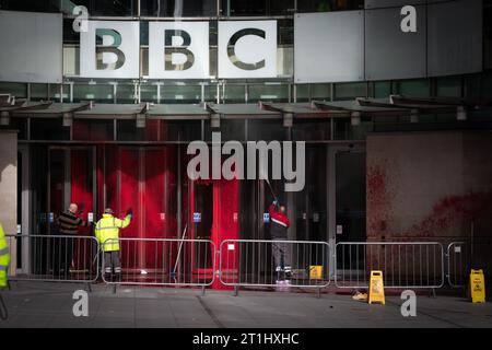 Londres, Royaume-Uni. 14 octobre 2023. De la peinture rouge est pulvérisée sur le siège de la BBC avant une marche en Palestine. Des manifestations ont eu lieu dans le monde entier depuis que le conflit entre Israël et le Hamas a repris il y a une semaine, faisant déjà des milliers de morts depuis son début. Crédit : Andy Barton/Alamy Live News Banque D'Images
