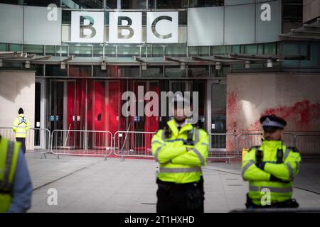 Londres, Royaume-Uni. 14 octobre 2023. De la peinture rouge est pulvérisée sur le siège de la BBC avant une marche en Palestine. Des manifestations ont eu lieu dans le monde entier depuis que le conflit entre Israël et le Hamas a repris il y a une semaine, faisant déjà des milliers de morts depuis son début. Crédit : Andy Barton/Alamy Live News Banque D'Images