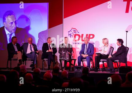 (De gauche à droite) Sammy Wilson MP, Jim Shannon MP, Ian Paisley JNR MP, Paul Girvan MP, Gregory Campbell MP et Carla Lockhart MP, Mark Devenport présidant une discussion lors de la conférence du parti DUP à l'hôtel Crowne Plaza à Belfast. Date de la photo : Samedi 14 octobre 2023. Banque D'Images