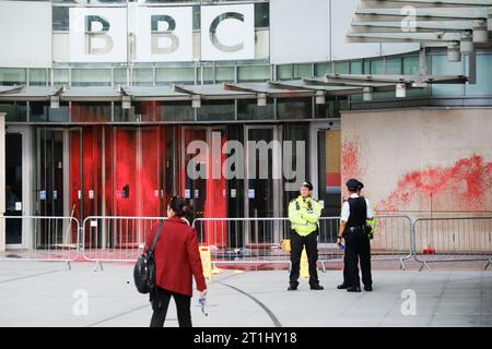 BBC, Londres, Royaume-Uni. 14 octobre 2023. Marche pour la Palestine, de la peinture rouge couvre l'entrée de la BBC à Portland place. Crédit : Matthew Chattle/Alamy Live News Banque D'Images