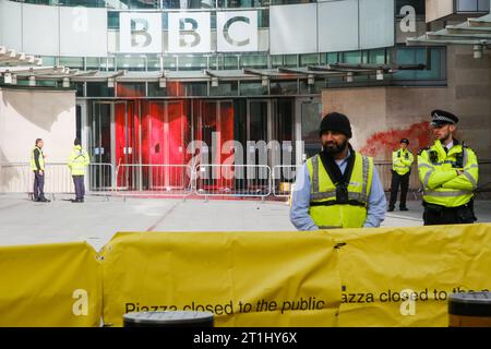 BBC, Londres, Royaume-Uni. 14 octobre 2023. Marche pour la Palestine, de la peinture rouge couvre l'entrée de la BBC à Portland place. Crédit : Matthew Chattle/Alamy Live News Banque D'Images