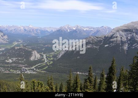 Vue emblématique de Morants Curve où le chemin de fer canadien Pacifique longe la magnifique rivière Bow avec les magnifiques Rocheuses canadiennes. Banque D'Images