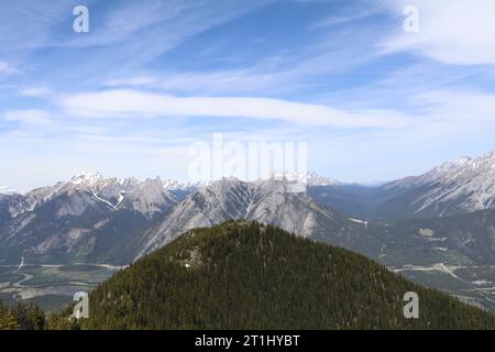 Vue emblématique de Morants Curve où le chemin de fer canadien Pacifique longe la magnifique rivière Bow avec les magnifiques Rocheuses canadiennes. Banque D'Images