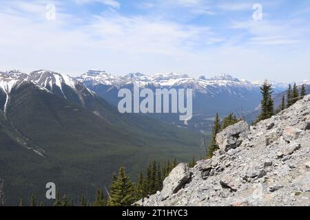 Vue emblématique de Morants Curve où le chemin de fer canadien Pacifique longe la magnifique rivière Bow avec les magnifiques Rocheuses canadiennes. Banque D'Images