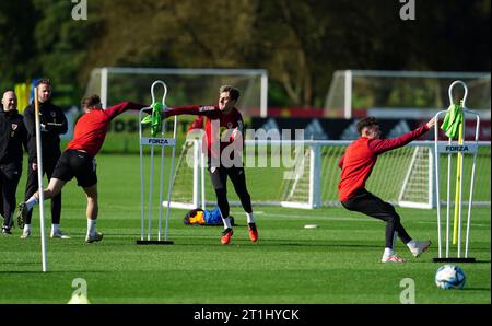 Joe Rodon du pays de Galles lors d'une séance d'entraînement au Vale Resort, pays de Galles. Date de la photo : Samedi 14 octobre 2023. Banque D'Images