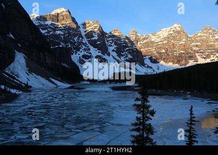 Première lumière de l'aube au lac Moraine avec un lever de soleil doré au-dessus de la vallée des dix pics dans les Rocheuses canadiennes du parc national Banff. Banque D'Images