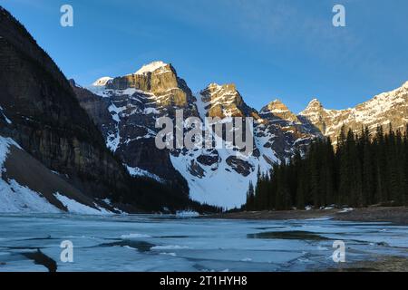 Première lumière de l'aube au lac Moraine avec un lever de soleil doré au-dessus de la vallée des dix pics dans les Rocheuses canadiennes du parc national Banff. Banque D'Images