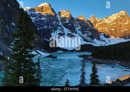 Première lumière de l'aube au lac Moraine avec un lever de soleil doré au-dessus de la vallée des dix pics dans les Rocheuses canadiennes du parc national Banff. Banque D'Images