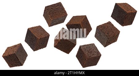 Cubes de brownie chocolat isolés sur fond blanc, pleine profondeur de champ Banque D'Images