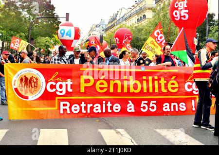 Paris, France. 14 octobre 2023. Manifestation intersyndicale impliquant divers syndicats et organisations de jeunesse contre la précarité de l'emploi, l'augmentation des salaires et des pensions et l'égalité des sexes à Parios, France, le 13 octobre 2023. Photo de Karim ait Adjedjou/ABACAPRESS.COM crédit : Abaca Press/Alamy Live News Banque D'Images