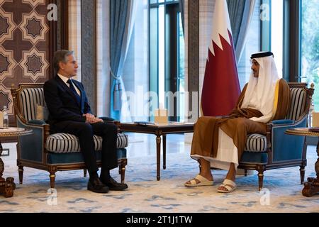 Doha, Qatar. 13 octobre 2023. Le secrétaire d’État américain Antony Blinken, à gauche, écoute l’émir du Qatar Tamim bin Hamad Al Thani lors d’une réunion bilatérale pour discuter des attaques terroristes du Hamas contre des civils israéliens, le 13 octobre 2023 à Doha, au Qatar. Crédit : Chuck Kennedy/State Department photo/Alamy Live News Banque D'Images