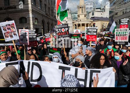 Portland place, Londres, Royaume-Uni. 14 octobre 2023. Une manifestation a lieu contre l'escalade de l'action militaire dans la bande de Gaza alors que le conflit entre Israël et le Hamas se poursuit. Organisés par des groupes tels que Palestine Solidarity Campaign et Stop the War Coalition, intitulés « manifestation nationale : Marche pour la Palestine » et avec des appels à « mettre fin à la violence » et à « mettre fin à l’apartheid », les manifestants se sont rassemblés devant la BBC à Portland place Banque D'Images