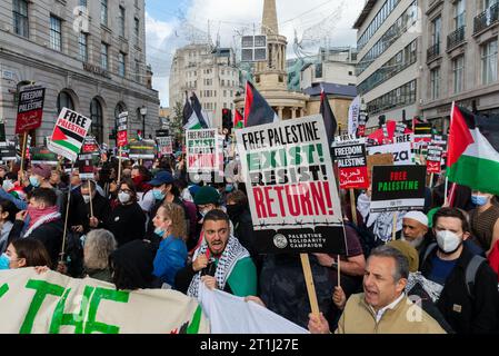 Portland place, Londres, Royaume-Uni. 14 octobre 2023. Une manifestation a lieu contre l'escalade de l'action militaire dans la bande de Gaza alors que le conflit entre Israël et le Hamas se poursuit. Organisés par des groupes tels que Palestine Solidarity Campaign et Stop the War Coalition, intitulés « manifestation nationale : Marche pour la Palestine » et avec des appels à « mettre fin à la violence » et à « mettre fin à l’apartheid », les manifestants se sont rassemblés devant la BBC à Portland place Banque D'Images