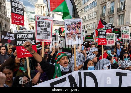 Portland place, Londres, Royaume-Uni. 14 octobre 2023. Une manifestation a lieu contre l'escalade de l'action militaire dans la bande de Gaza alors que le conflit entre Israël et le Hamas se poursuit. Organisés par des groupes tels que Palestine Solidarity Campaign et Stop the War Coalition, intitulés « manifestation nationale : Marche pour la Palestine » et avec des appels à « mettre fin à la violence » et à « mettre fin à l’apartheid », les manifestants se sont rassemblés devant la BBC à Portland place Banque D'Images