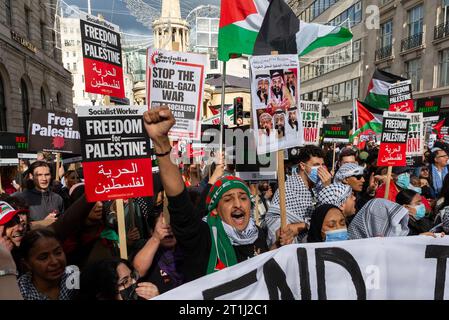 Portland place, Londres, Royaume-Uni. 14 octobre 2023. Une manifestation a lieu contre l'escalade de l'action militaire dans la bande de Gaza alors que le conflit entre Israël et le Hamas se poursuit. Organisés par des groupes tels que Palestine Solidarity Campaign et Stop the War Coalition, intitulés « manifestation nationale : Marche pour la Palestine » et avec des appels à « mettre fin à la violence » et à « mettre fin à l’apartheid », les manifestants se sont rassemblés devant la BBC à Portland place Banque D'Images