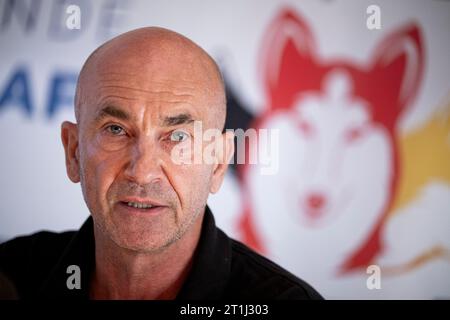 Drei Gleichen, Allemagne. 14 octobre 2023. Arno Steichler, président de la World Sleddog Association, intervient lors de la conférence de presse des Championnats du monde WSA Dryland, du 8 au 12 décembre 2023, sur le parcours de golf 'Drei Gleichen' à Mühlberg. Thuringe est la deuxième hôte de la compétition, qui se tiendra sans neige. Crédit : Jacob Schröter/dpa/Alamy Live News Banque D'Images