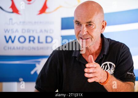 Drei Gleichen, Allemagne. 14 octobre 2023. Arno Steichler, président de la World Sleddog Association, intervient lors de la conférence de presse des Championnats du monde WSA Dryland, du 8 au 12 décembre 2023, sur le parcours de golf 'Drei Gleichen' à Mühlberg. Thuringe est la deuxième hôte de la compétition, qui se tiendra sans neige. Crédit : Jacob Schröter/dpa/Alamy Live News Banque D'Images