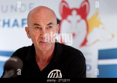 Drei Gleichen, Allemagne. 14 octobre 2023. Arno Steichler, président de la World Sleddog Association, intervient lors de la conférence de presse des Championnats du monde WSA Dryland, du 8 au 12 décembre 2023, sur le parcours de golf 'Drei Gleichen' à Mühlberg. Thuringe est la deuxième hôte de la compétition, qui se tiendra sans neige. Crédit : Jacob Schröter/dpa/Alamy Live News Banque D'Images