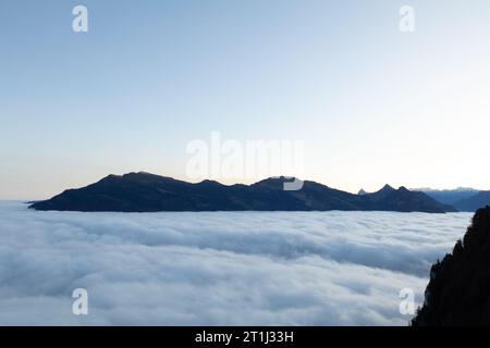 Colline alpine Bürgenstock (Buergenstock ou Burgenstock) au-dessus du lac Luzerne ou Vierwaldstaettersee depuis le massif montagneux du Pilatus, canton de Nidwalden. Banque D'Images