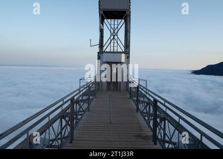 Colline alpine Bürgenstock (Buergenstock ou Burgenstock) au-dessus du lac Luzerne ou Vierwaldstaettersee depuis le massif montagneux du Pilatus, canton de Nidwalden. Banque D'Images