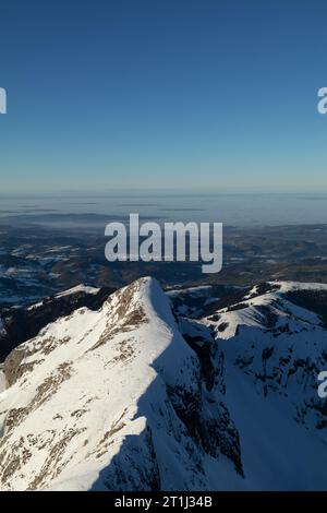 Coucher de soleil panoramique cousu haute résolution au célèbre sommet de Saentis, Schwaegalp, Appenzell, Alpstein, Suisse. Banque D'Images