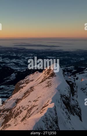 Coucher de soleil panoramique cousu haute résolution au célèbre sommet de Saentis, Schwaegalp, Appenzell, Alpstein, Suisse. Banque D'Images