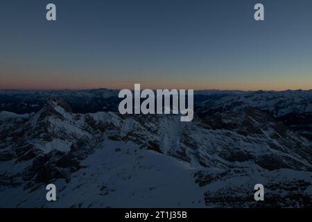 Coucher de soleil panoramique cousu haute résolution au célèbre sommet de Saentis, Schwaegalp, Appenzell, Alpstein, Suisse. Banque D'Images