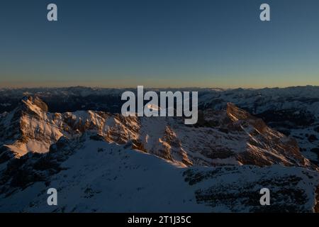 Paysage hivernal impressionnant au coucher du soleil avec vue des Alpes Allgau sur le Bregenzer Wald en Autriche jusqu'au mont Saentis en Suisse Banque D'Images