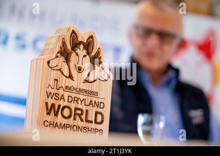 Drei Gleichen, Allemagne. 14 octobre 2023. Le trophée remis aux vainqueurs se tient sur la table devant le président du Verband Deutscher Schlittenhundesport-Vereine e.V., Andreas Wiatowski, lors de la conférence de presse pour les championnats du monde WSA Dryland (Sled Dog World Championships) du 8 au 12 décembre, 2023 au parcours de golf 'Drei Gleichen' à Mühlberg. Thuringe est la deuxième hôte de la compétition, qui se tiendra sans neige. Crédit : Jacob Schröter/dpa/Alamy Live News Banque D'Images