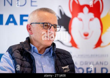 Drei Gleichen, Allemagne. 14 octobre 2023. Le président de l'Association des clubs allemands de sport de chiens de traîneau, Andreas Wiatowski, lors de la conférence de presse pour les championnats du monde de terres arides WSA (Championnats du monde de chiens de traîneau) du 8 au 12 décembre 2023 au parcours de golf 'Drei Gleichen' à Mühlberg. Thuringe est la deuxième hôte de la compétition, qui se tiendra sans neige. Crédit : Jacob Schröter/dpa/Alamy Live News Banque D'Images