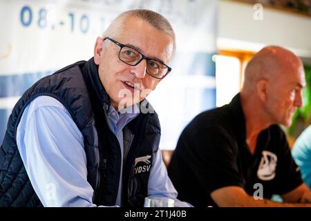 Drei Gleichen, Allemagne. 14 octobre 2023. Andreas Wiatowski (l), président du Verband Deutscher Schlittenhundesport-Vereine e.V., lors de la conférence de presse des Championnats du monde WSA Dryland (Championnats du monde de chiens de traîneau) du 8 au 12 décembre 2023, au parcours de golf 'Drei Gleichen' à Mühlberg. La Thuringe est la deuxième hôte de la compétition, qui se déroule sans neige. Crédit : Jacob Schröter/dpa/Alamy Live News Banque D'Images