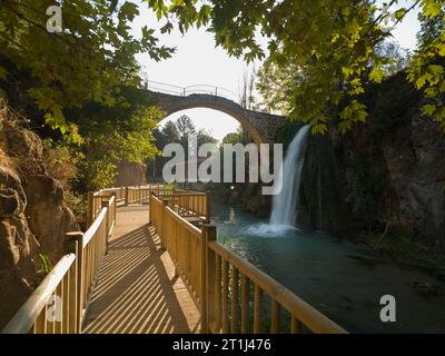 Pont et cascade de Clandras. Il s'agit d'une structure de période phrygienne. Les lieux touristiques et historiques les plus importants de Turquie. Province d'Usak, Türkiy Banque D'Images