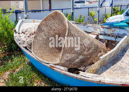 Petit bateau de pêche bleu à Santa Maria di Leuca, un village sur la côte Adriatique à la pointe sud de la péninsule du Salento dans le sud de l'Italie Banque D'Images